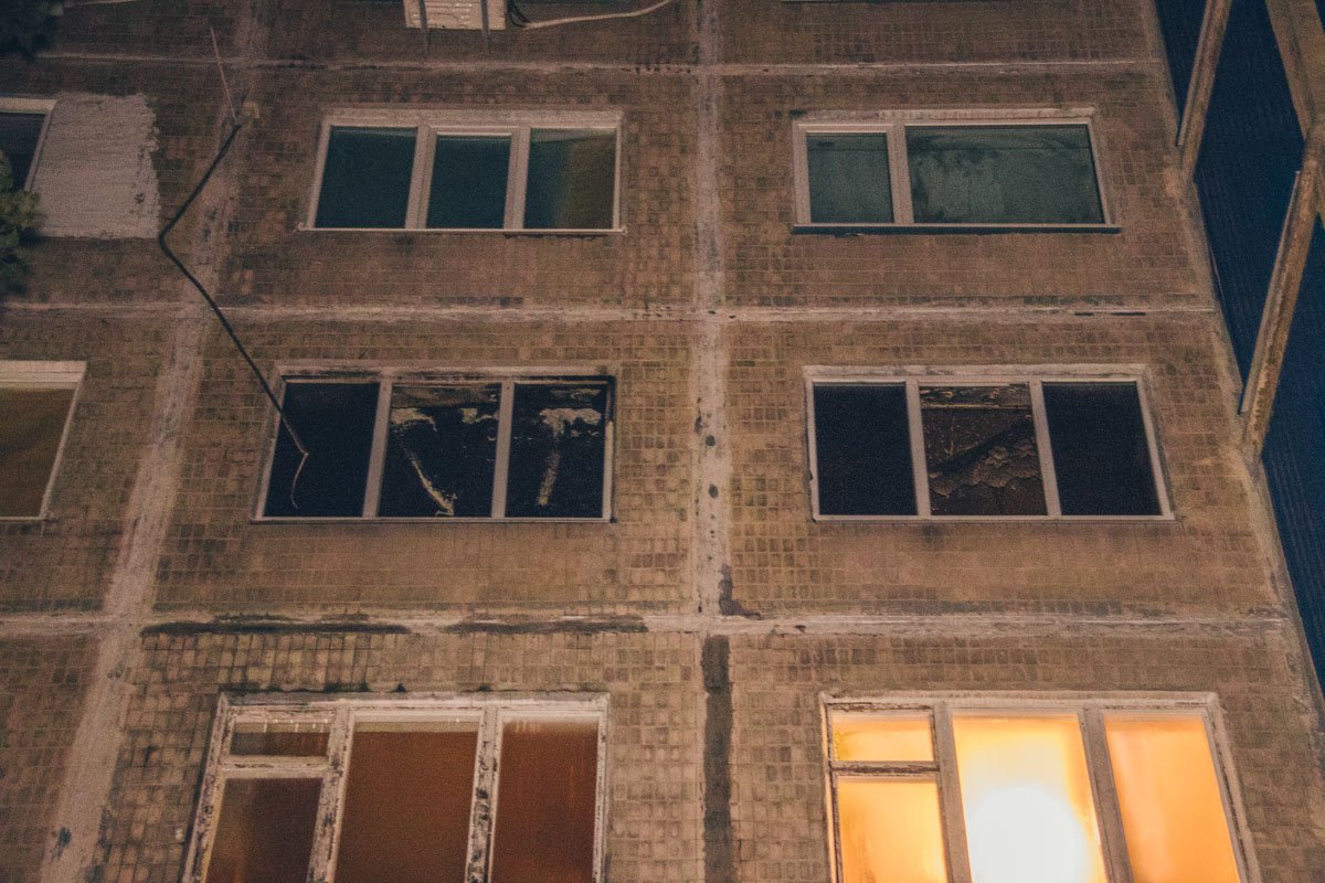 По адресу улица Шолом-Алейхема на пятом этаже сгорела квартира По адресу улица Шолом-Алейхема на пятом этаже сгорела квартира