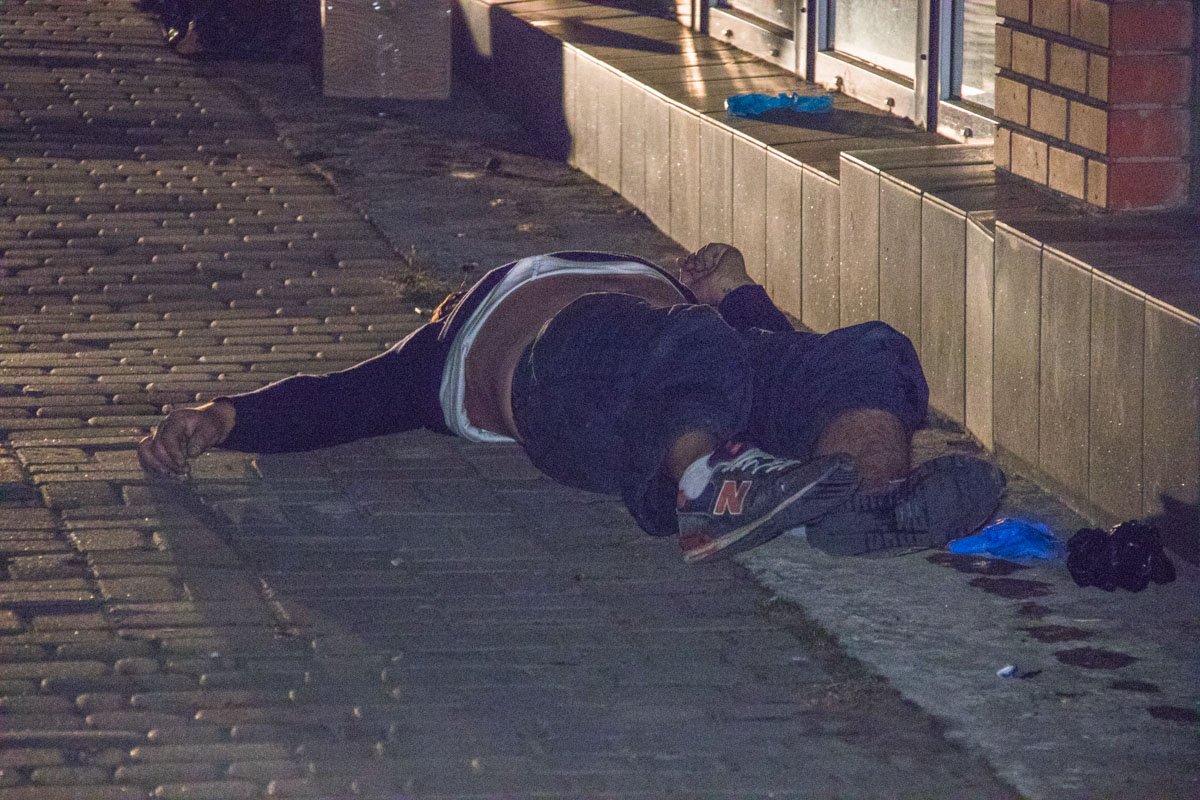 28 сентября, недалеко от метро Позняки рядом с магазином Баул нашли труп 28 сентября, недалеко от метро Позняки рядом с магазином Баул нашли труп