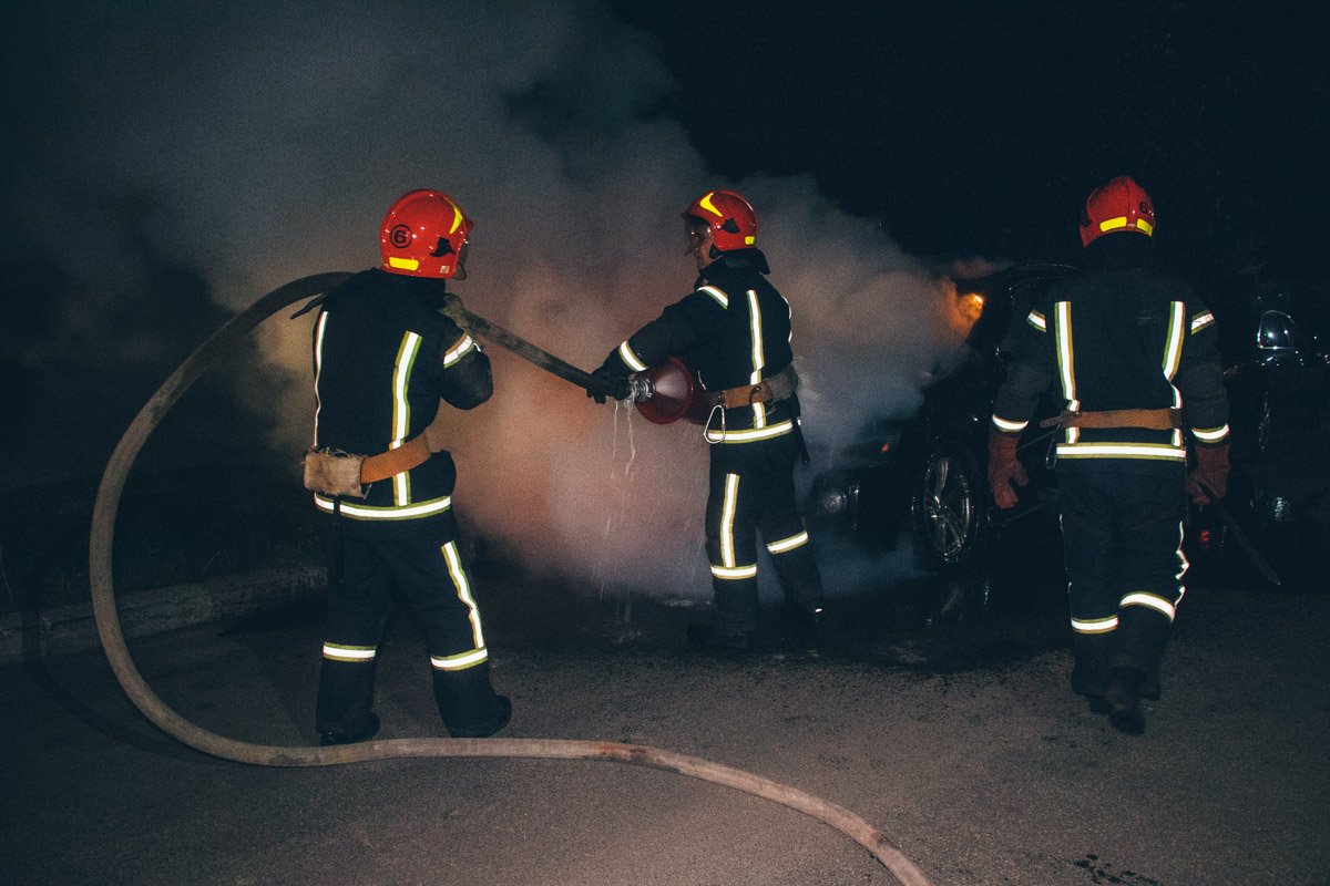 Лицом к лицу с Mercedes стояла Toyota, которая тоже пострадала от огня