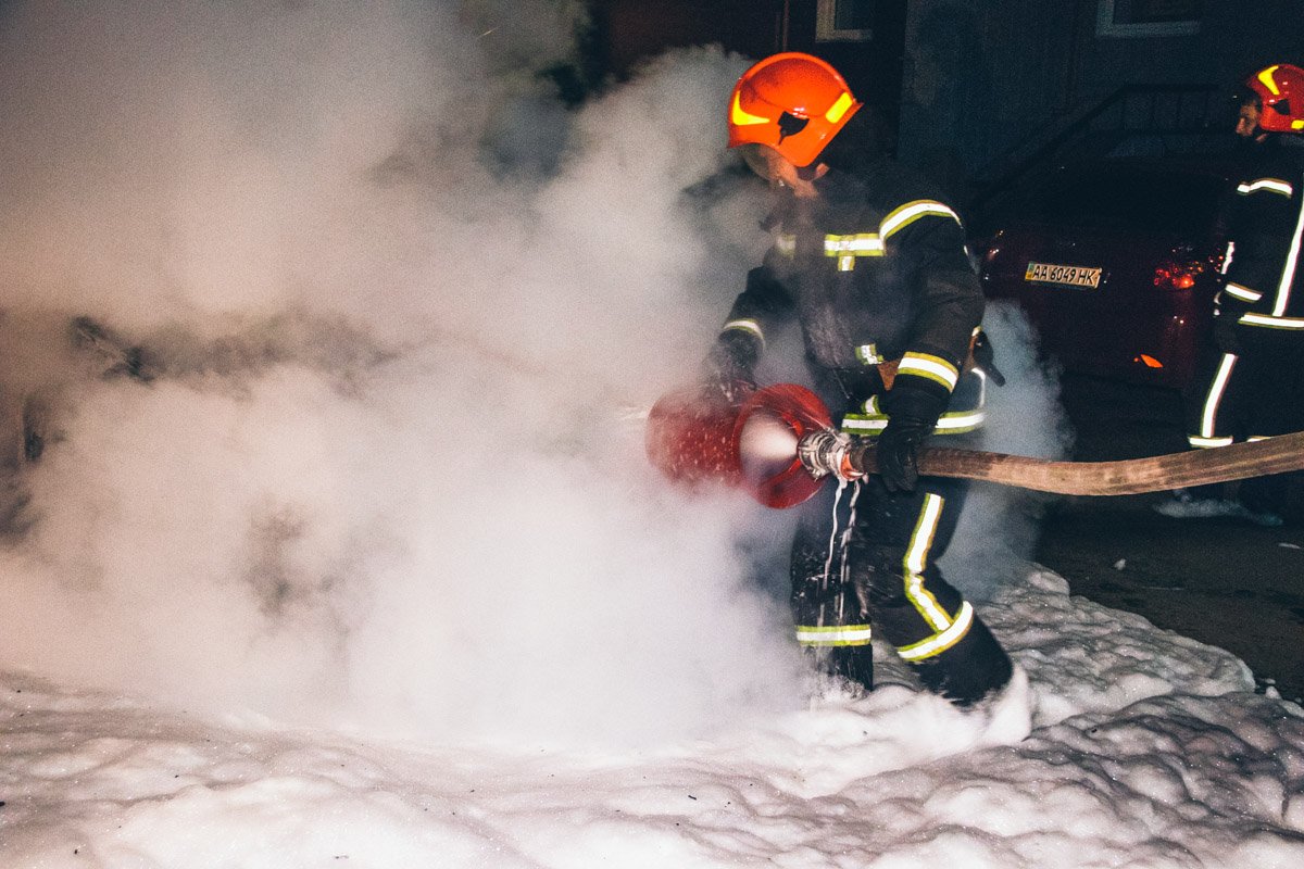 Спасатели залили автомобиль пеной