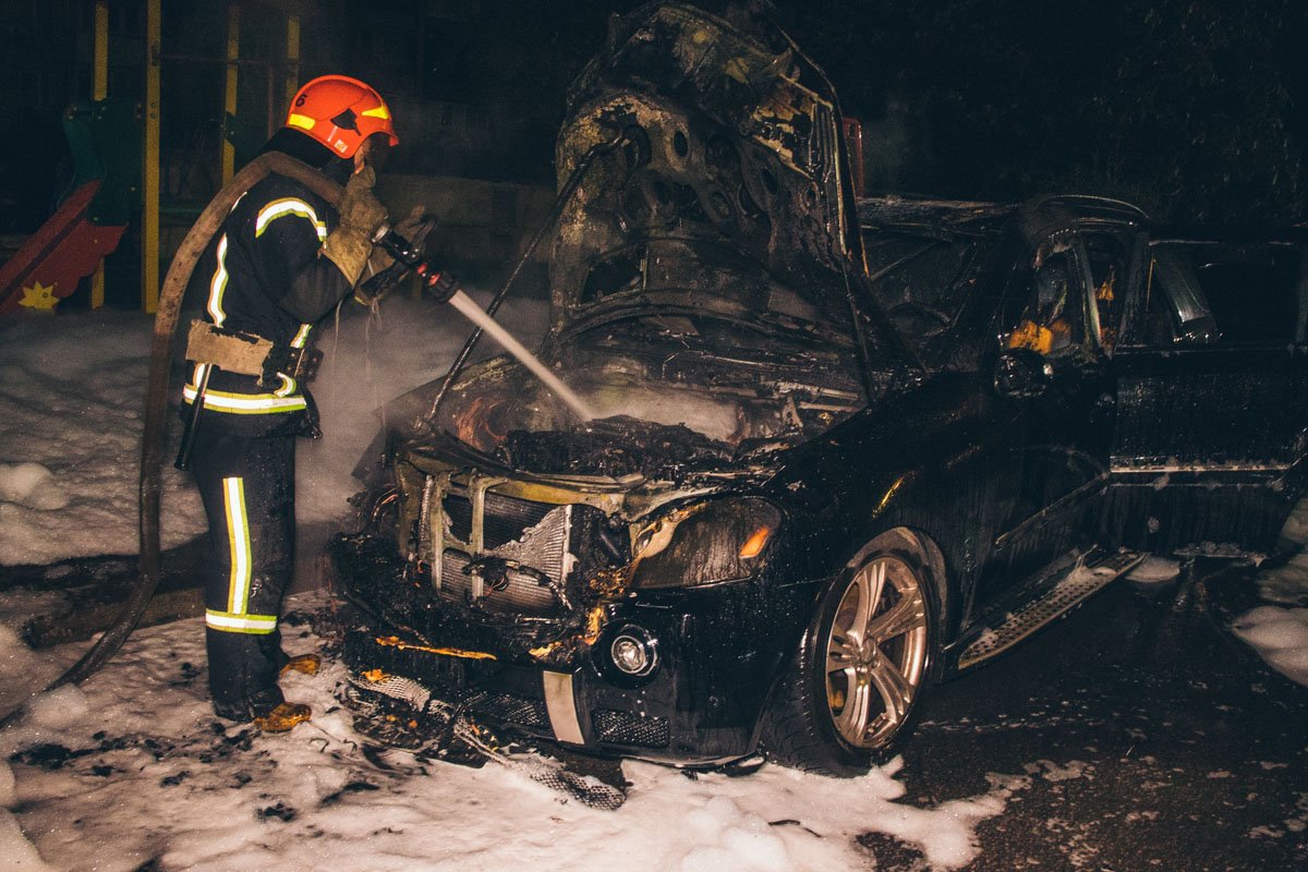 Окна хозяев автомобиля выходят прямо на парковку 
