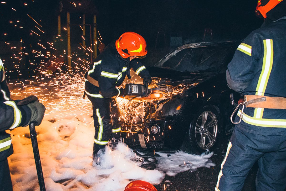 Пожарным пришлось срезать капот, чтобы полностью залить автомобиль пеной