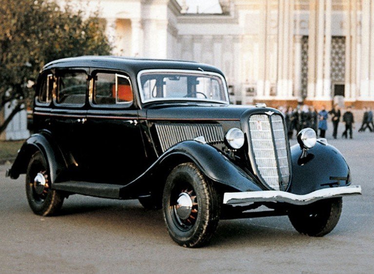 Среди участников OldCarLand - легковые автомобили, грузовики, автобусы, мото- и велотехника