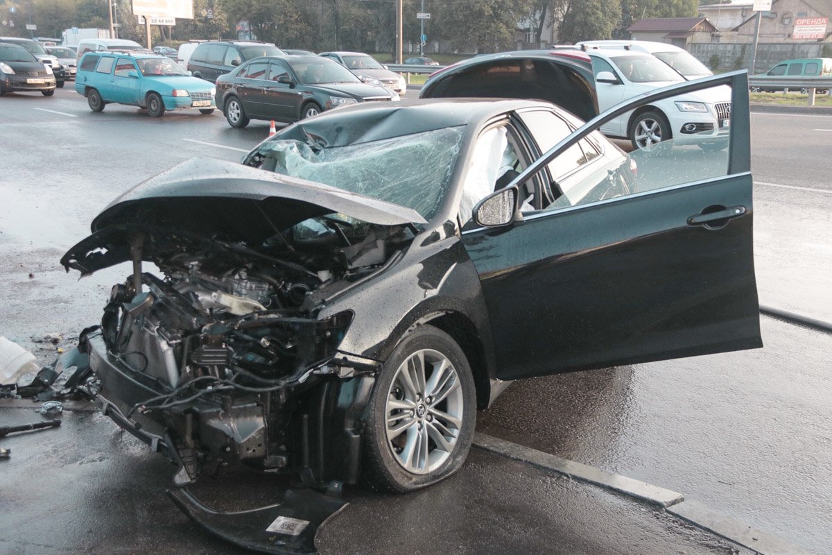 Запчасти от машины разбросало на несколько метров от места столкновения. 