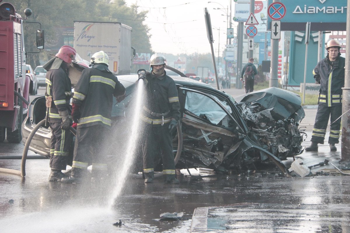 На месте работали спасатели, которые смывали бензин с проезжей части