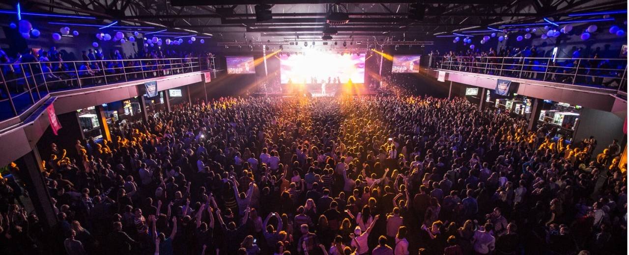 Именинник, в честь которого организаторы проводят вечеринку, известен как создатель виски “Jack Daniels” Именинник, в честь которого организаторы проводят вечеринку, известен как создатель виски “Jack Daniels”