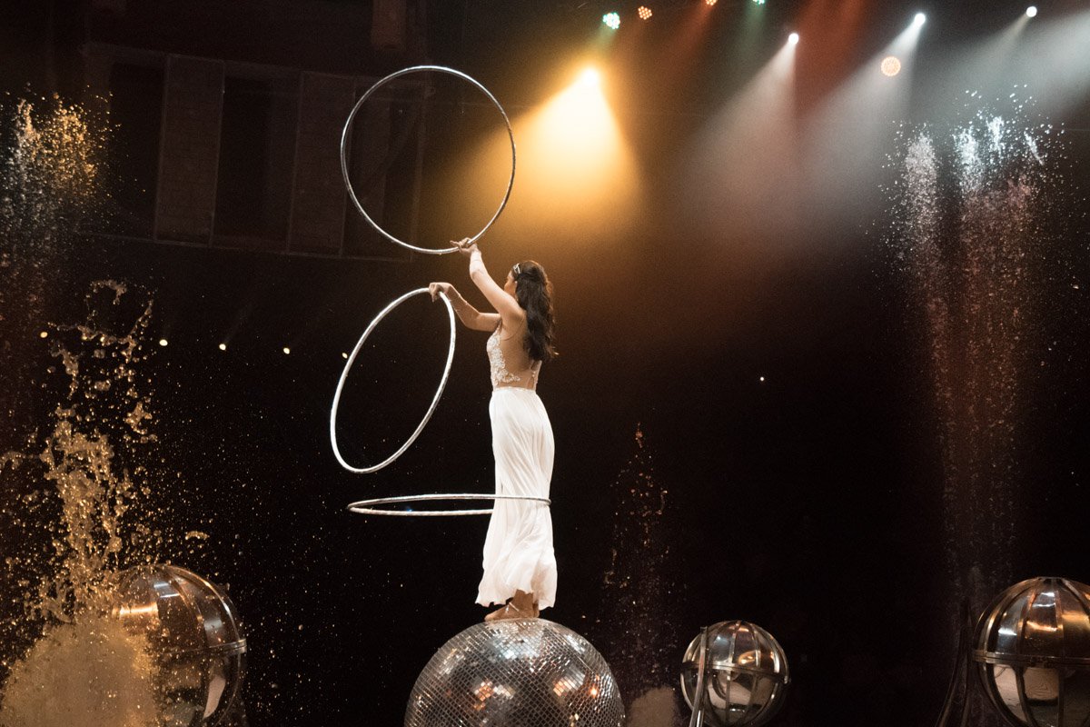 Жонглировать над водой - непривычно и интересно