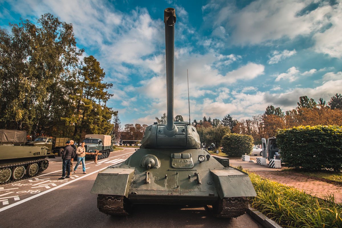 Подчеркивают разнообразие экспонатов машины военной техники