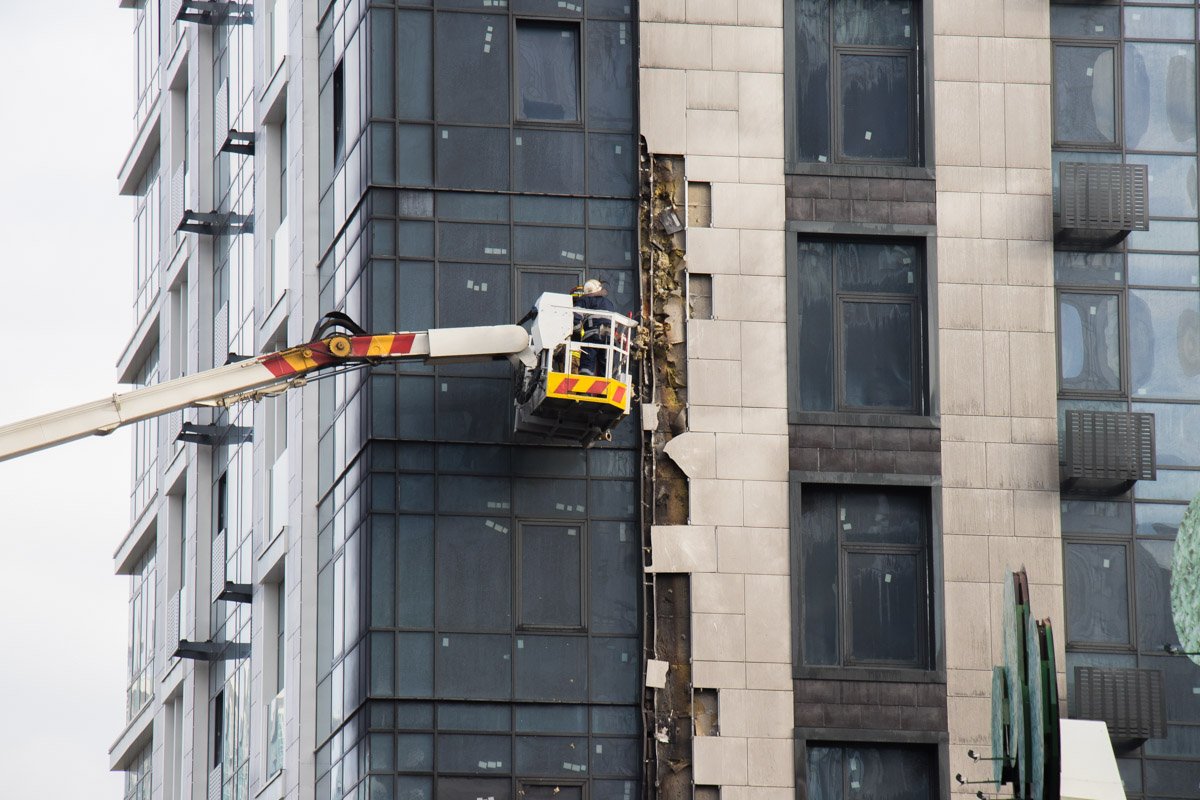 Тушили огонь сотрудники ГСЧС с 8-го этажа, чтобы огонь не подымался вверх