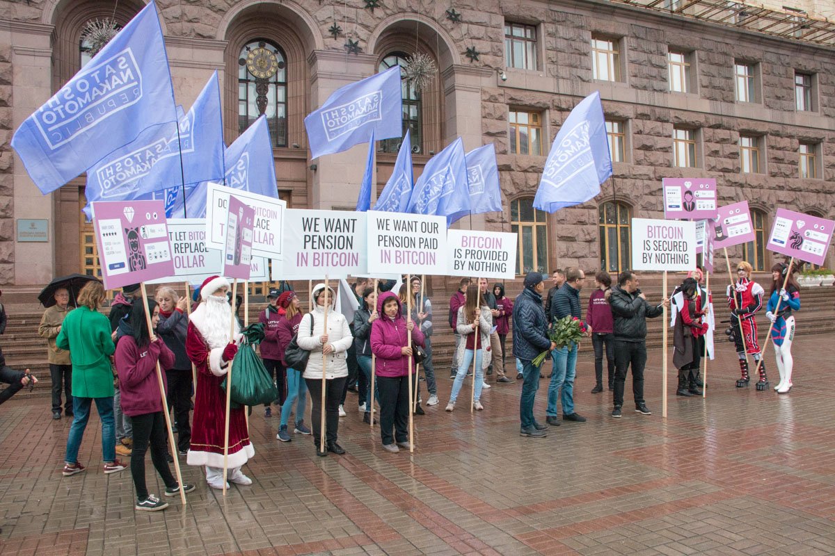 Собрались участники акции под мэрией