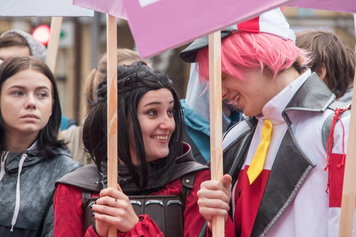  Несколько десятков людей с флагами и плакатами переместились под пустующий монумент