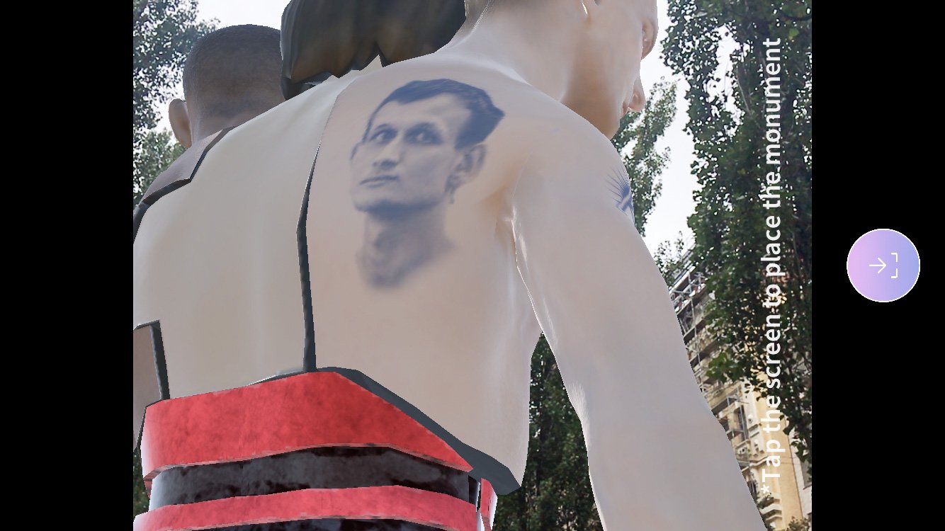 Памятник оказался с татуировкой