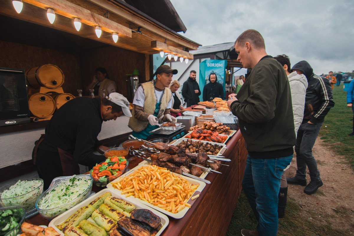 Уличная еда на грузинском фестивале Уличная еда на грузинском фестивале