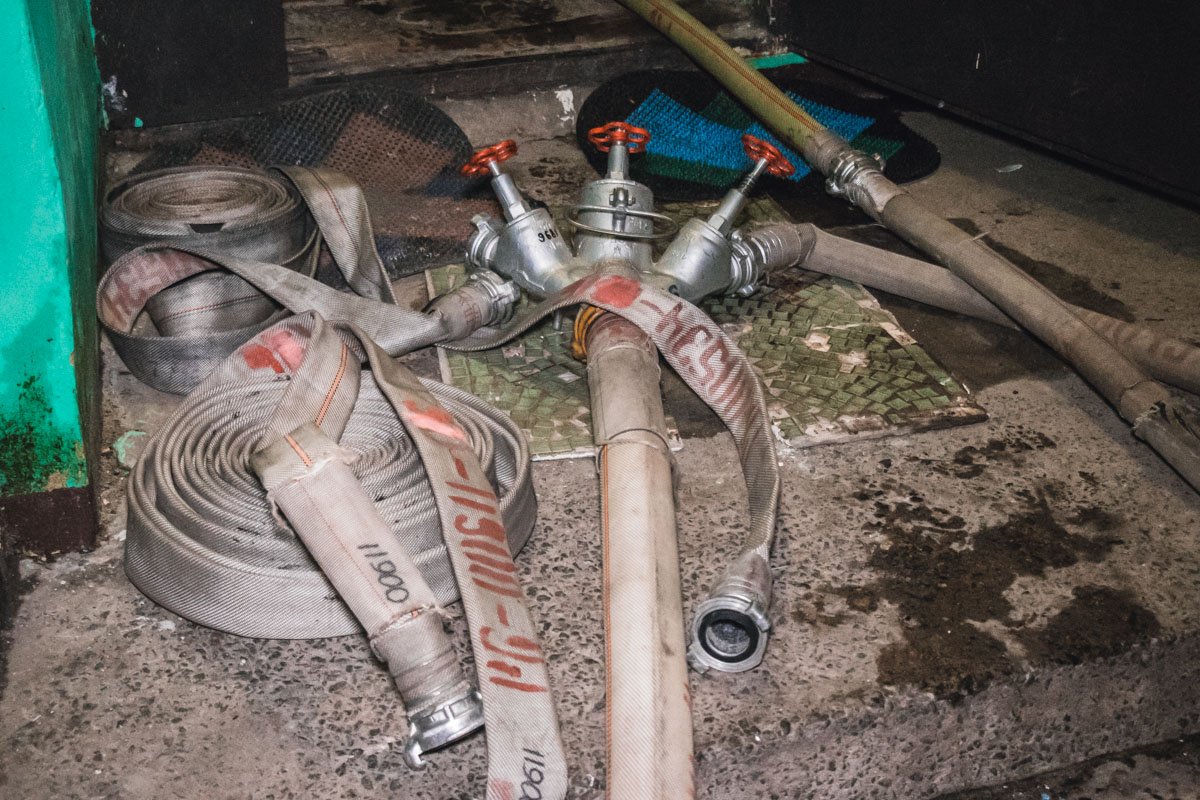 На место прибыло 5 единиц пожарной техники На место прибыло 5 единиц пожарной техники