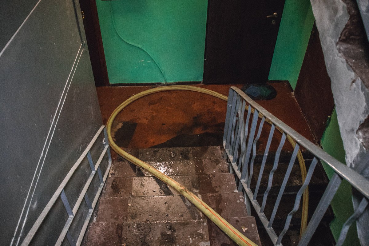 Жители соседних квартир надышались едким дымом Жители соседних квартир надышались едким дымом