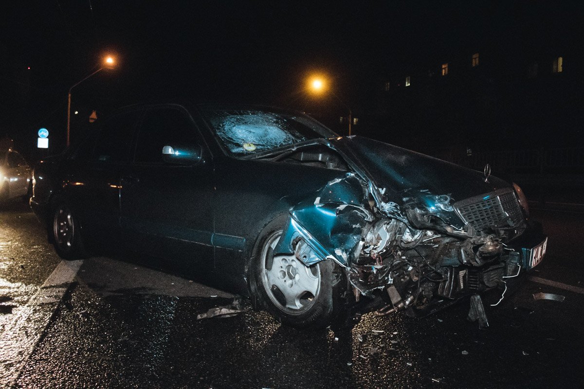 На проспекте Победы произошло ДТП с участием Mercedes "на евробляхах" width="1200" height="800"><figcaption> На проспекте Победы произошло ДТП с участием Mercedes "на евробляхах"</figcaption></figure></p><p><figure class="image"><img class="wp-image-133174 size-full" title="Mercedes ударил Renault, в результате чего его начало носить и выбросило на клумбу" src="https://cdn.informator.ua/@dp/media/kiev/2023/10/12/6527aedecd28f.jpg" alt="Mercedes ударил Renault, в результате чего его начало носить и выбросило на клумбу" width="1200" height="800"><figcaption> Mercedes ударил Renault, в результате чего его начало носить и выбросило на клумбу</figcaption></figure></p><p><figure class="image"><img class="wp-image-133175 size-full" title="На месте работает полицейский патруль и следственно-оперативная группа. Автомобили приехал забирать эвакуатор" src="https://cdn.informator.ua/@dp/media/kiev/2023/10/12/6527aedf2ac90.jpg" alt="На месте работает полицейский патруль и следственно-оперативная группа. Автомобили приехал забирать эвакуатор" width="1200" height="800"><figcaption> На месте работает полицейский патруль и следственно-оперативная группа. Автомобили приехал забирать эвакуатор</figcaption></figure></p><p></p><p style="text-align: right;"><strong>Карина Ящук</strong></p><p></p><p style="text-align: right;"><strong>Фото: Роман Барабаш</strong></p></body></html>