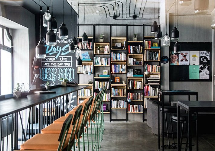 Небольшая уютная библиотека, с удобными креслами, столиками, wi-fi и вкусным кофе