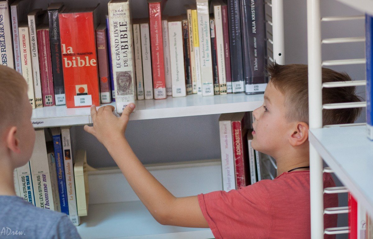 Для учащих французский при центре посещение библиотеки бесплатное