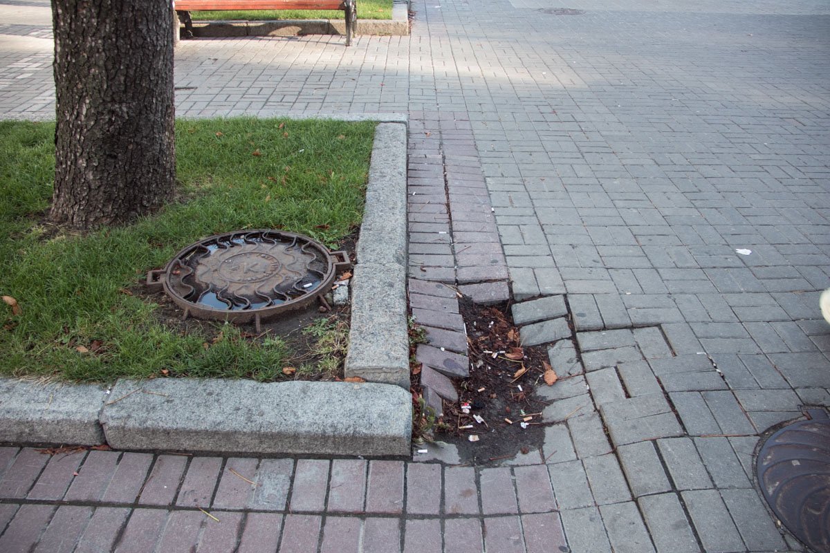 Во многих местах на Крещатике провалилась плитка