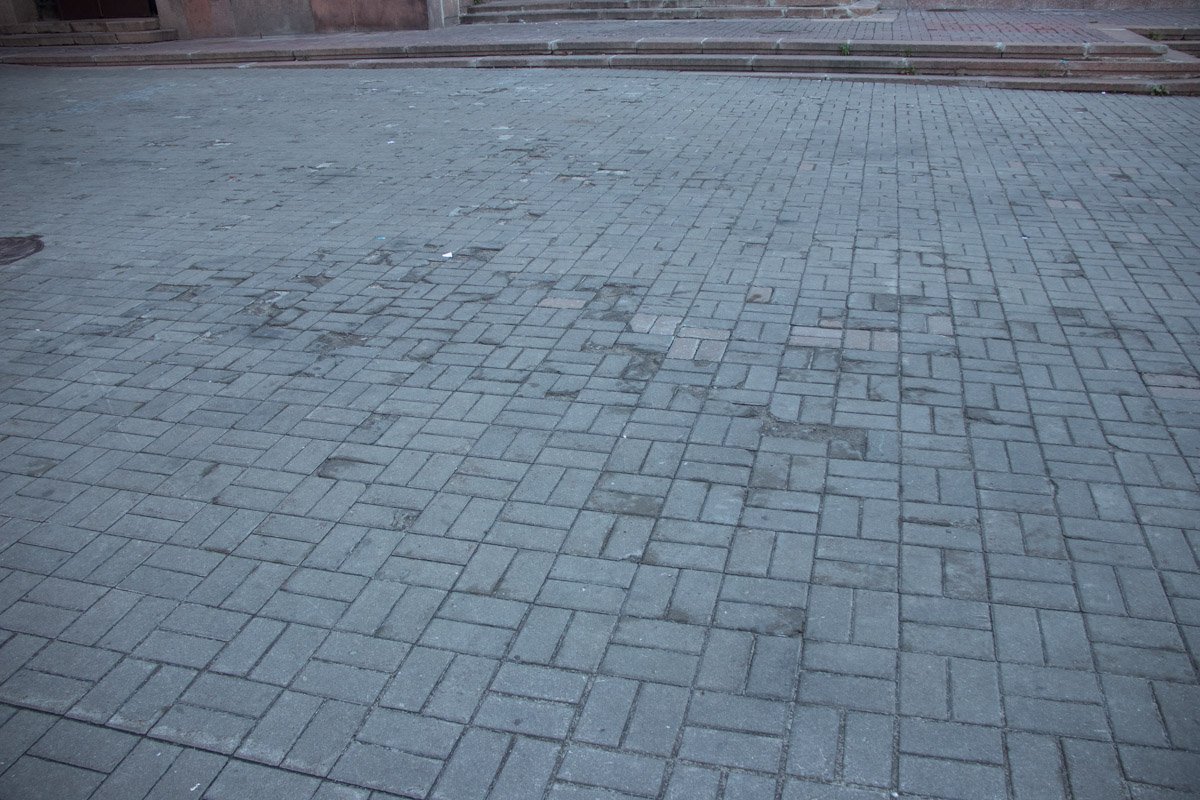 Покрытие тротуаров на Крещатике заметно износилось