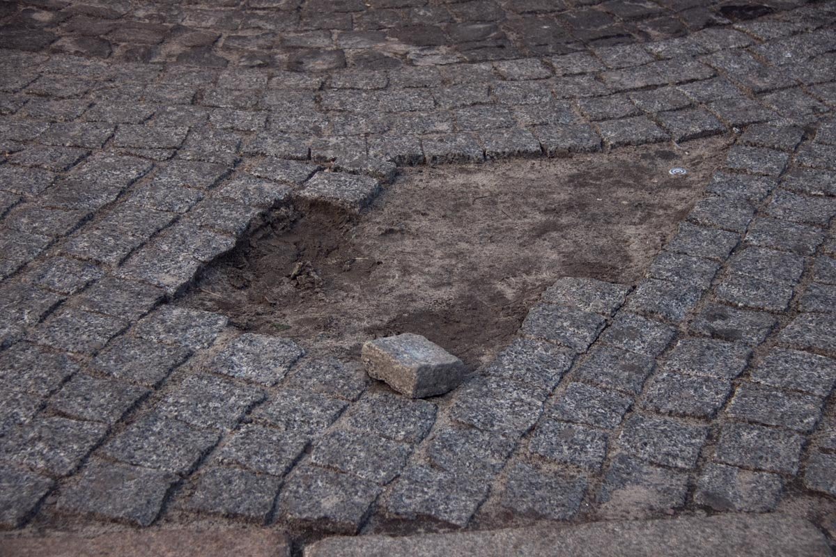 С плиткой на Крещатике большие проблемы