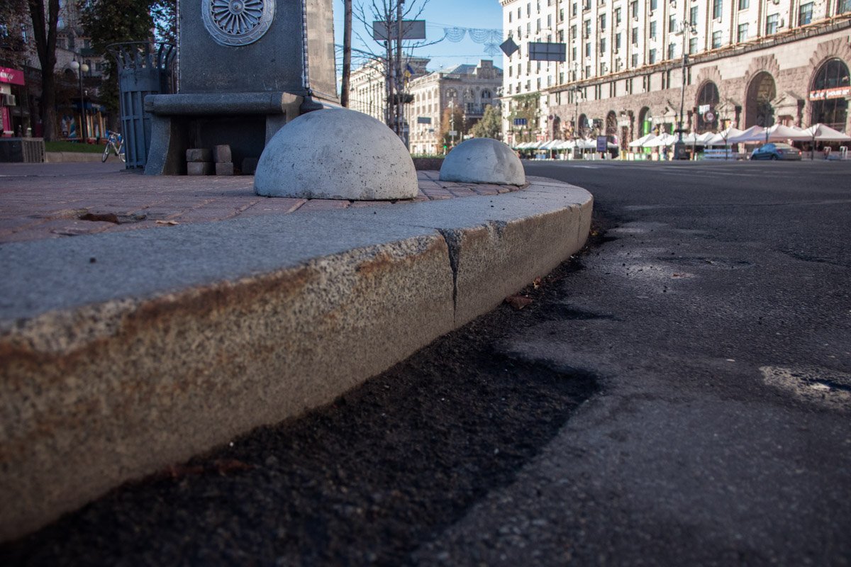 А здесь явные проблемы с асфальтом