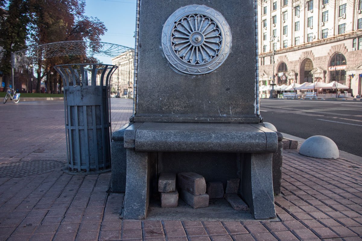 Интересно, кирпичи под лавочкой, это к началу ремонта?