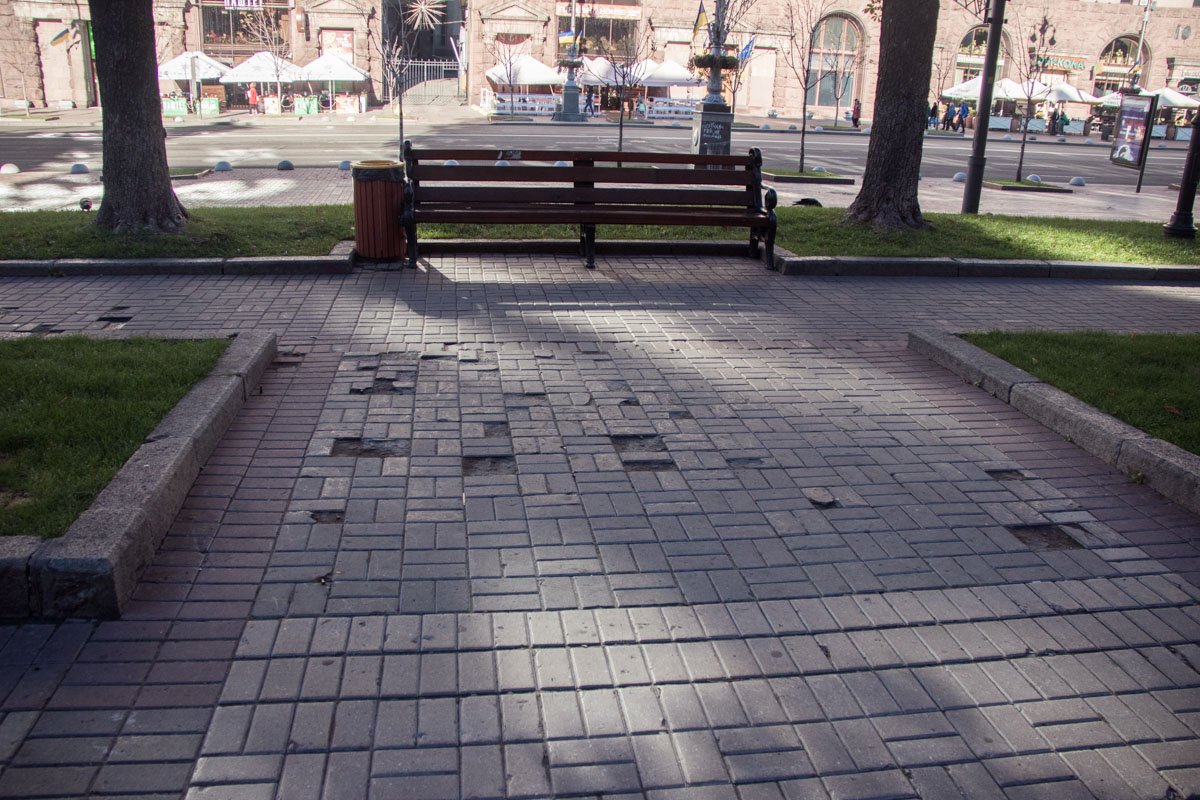 Беда с плиткой по всему Крещатику