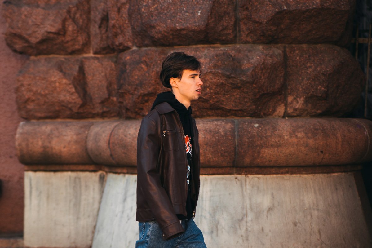 Кожаная куртка и джинсы - лучший выбор для осенней погоды