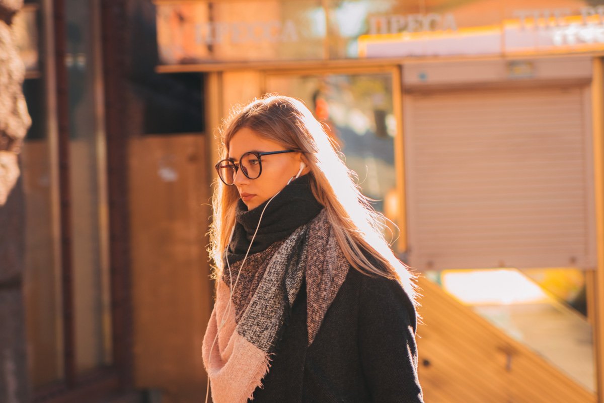 Девушка в лучах осеннего солнца