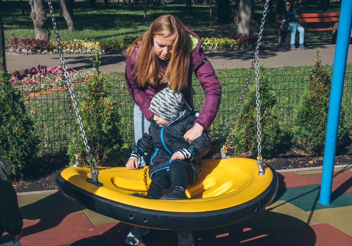 В парке появились две новые игровые площадки с необычными качелями