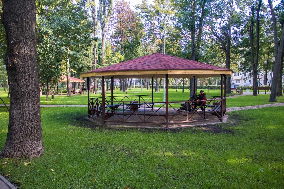 В парке появились новые уютные беседки