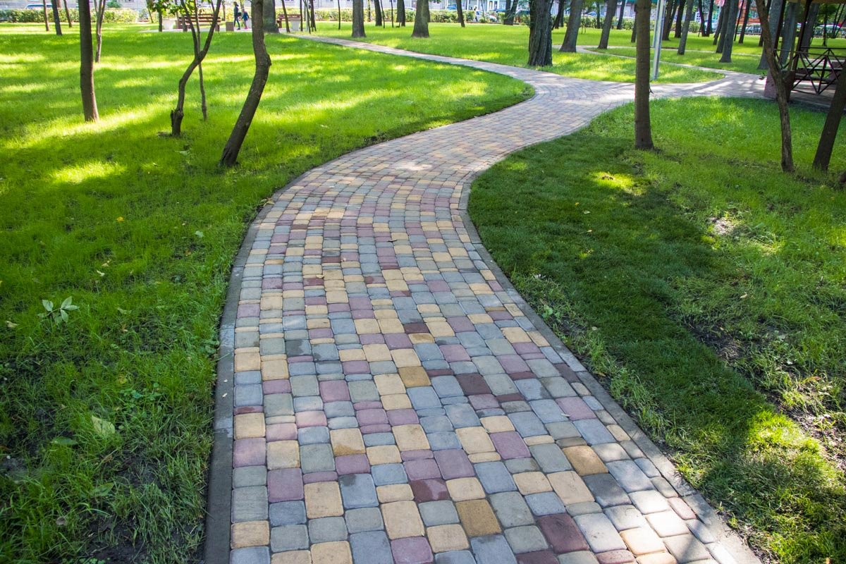 По таким дорожкам приятно прогуливаться и с чашечкой кофе или чая