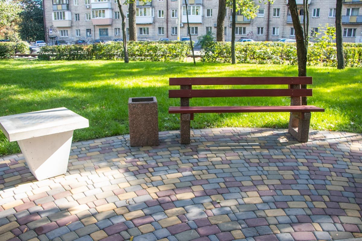 На новых лавочках в Сырецком парке приятно отдыхать и расслабляться