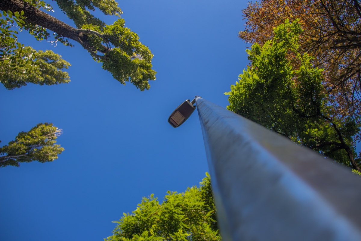 Новое современное LED-освещение смотрит прямо на вас