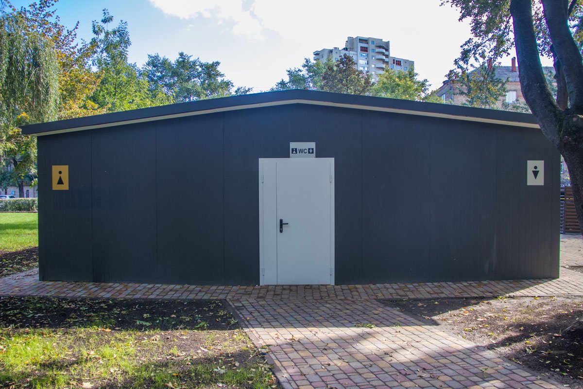 В зоне отдыха дополнительный общественный туалет, теперь не придется бежать в другой конец парка