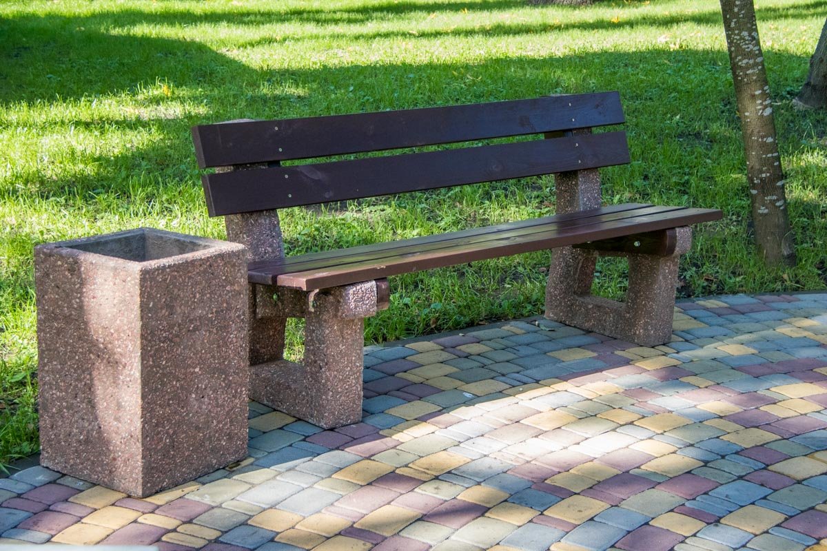 Так и хочется посидеть на новых лавочках