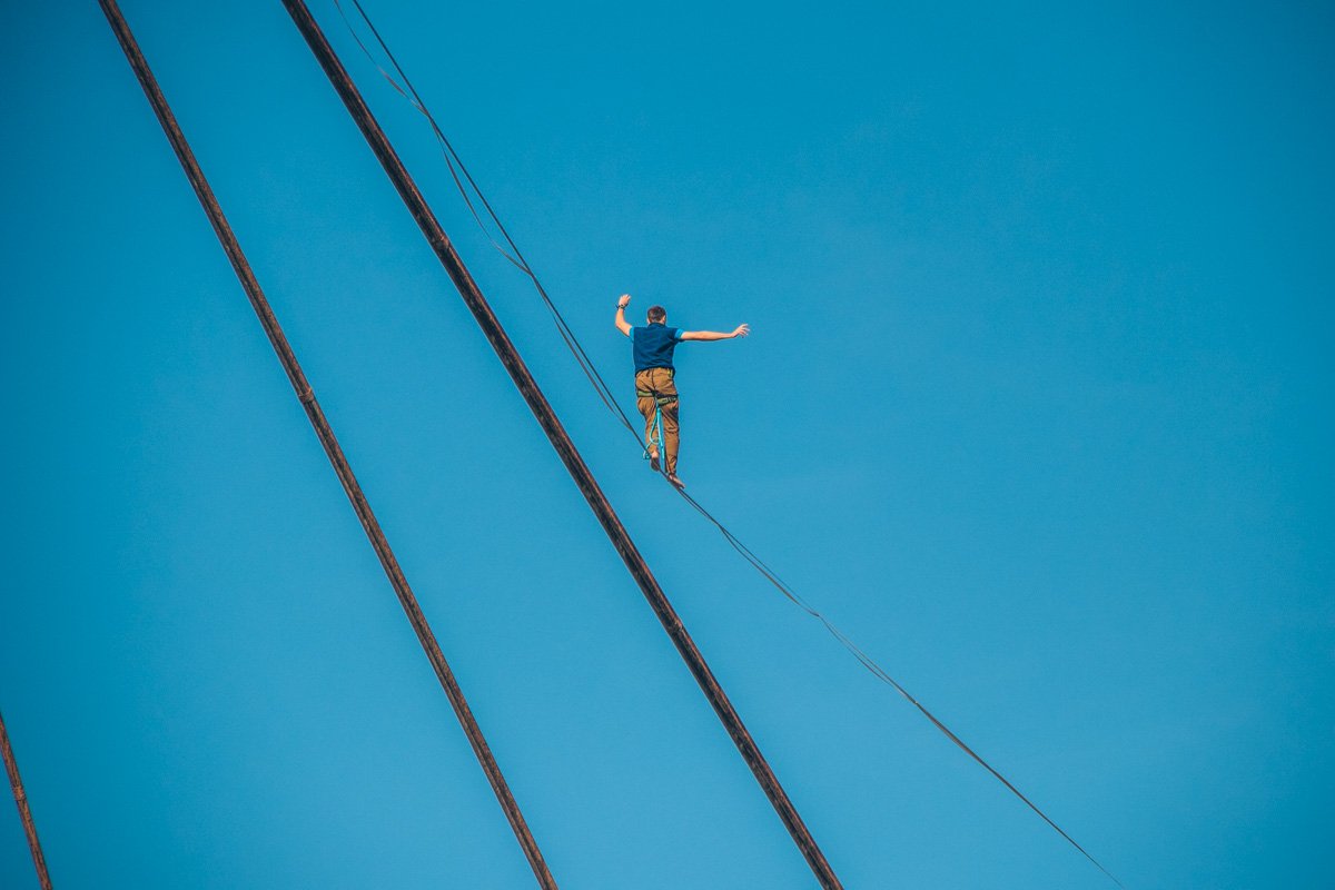 На заброшенном Рыбальском мосту экстремалы ходили по канату между двух опор