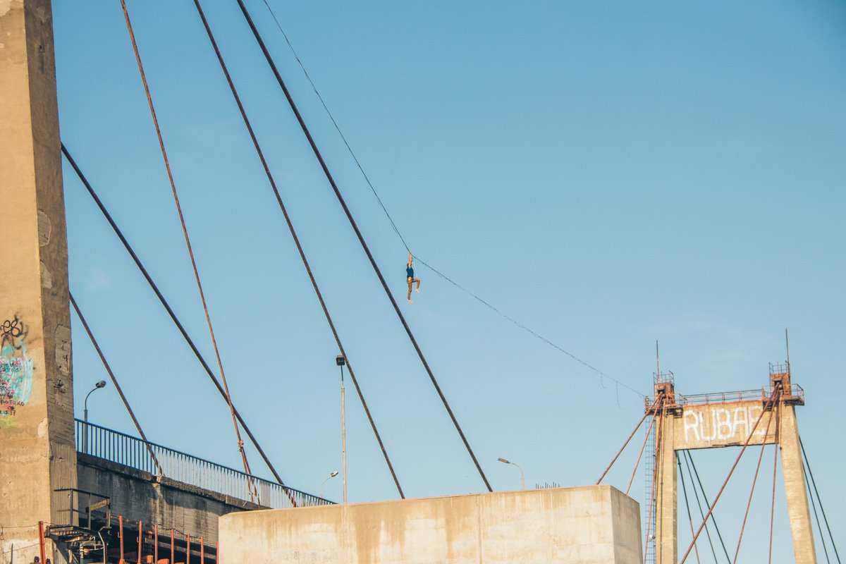 Четверо парней, двое из Киева, а двое из Днепра, растянули специальный промышленный строп между опор