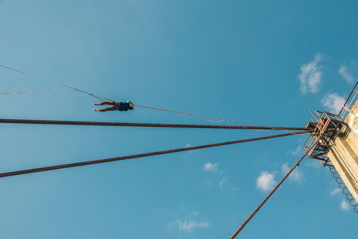 Канат, по которому ходят экстремалы, выдерживает нагрузку до трех тонн