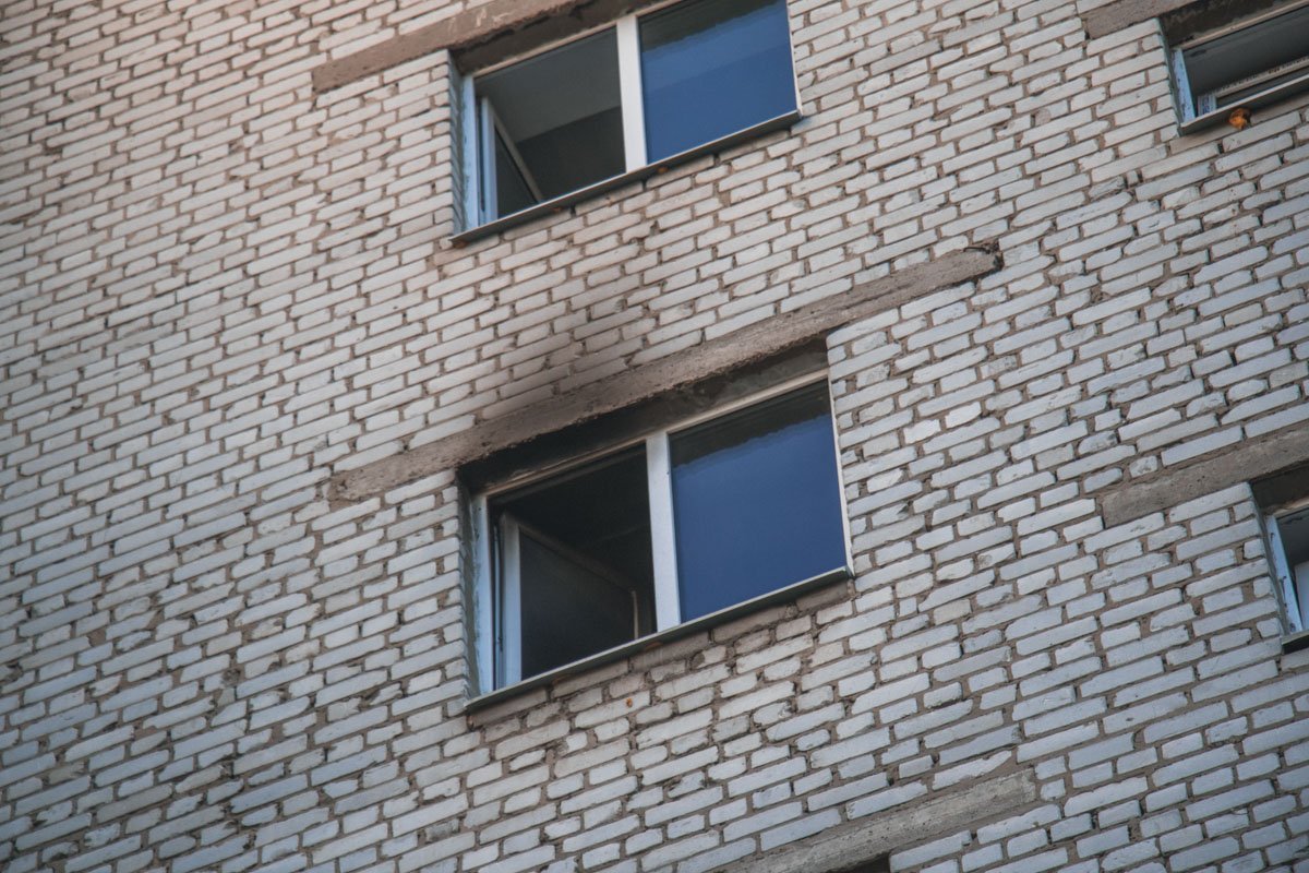 Соседи рассказывают, что причиной всему - курение в квартире