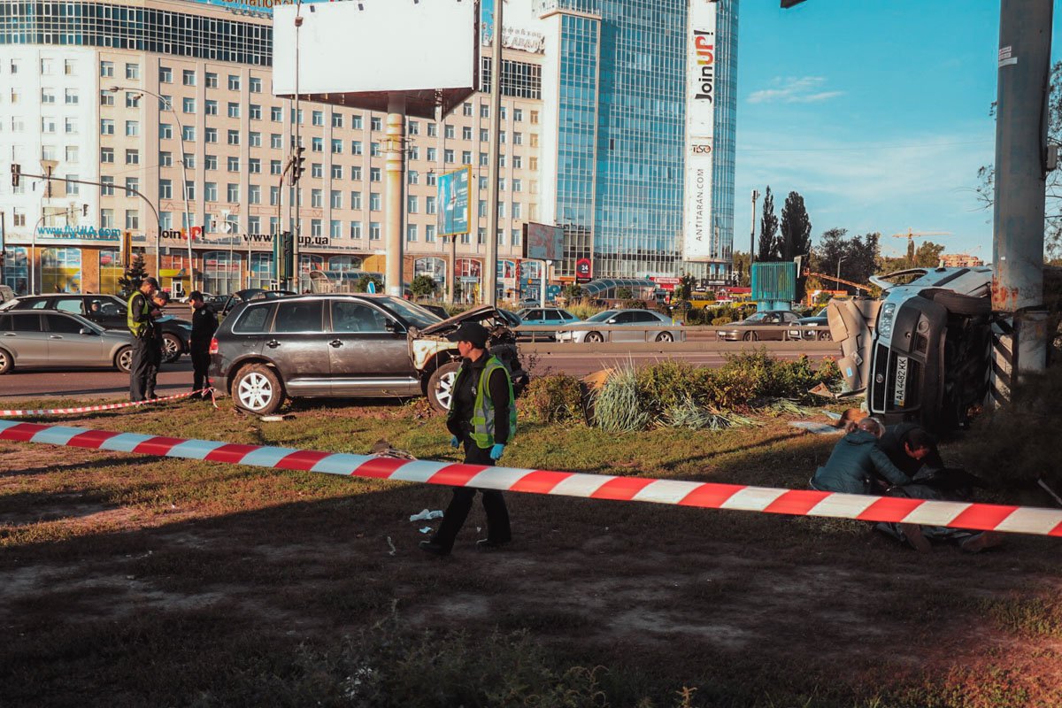 Возле метро Бориспольская столкнулись Volkswagen Touareg и Fiat Doblo.