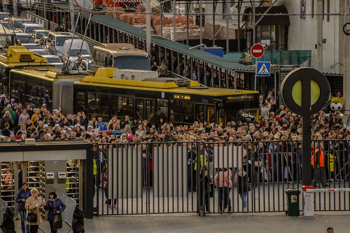 Толпы народа спешат на стадион Толпы народа спешат на стадион