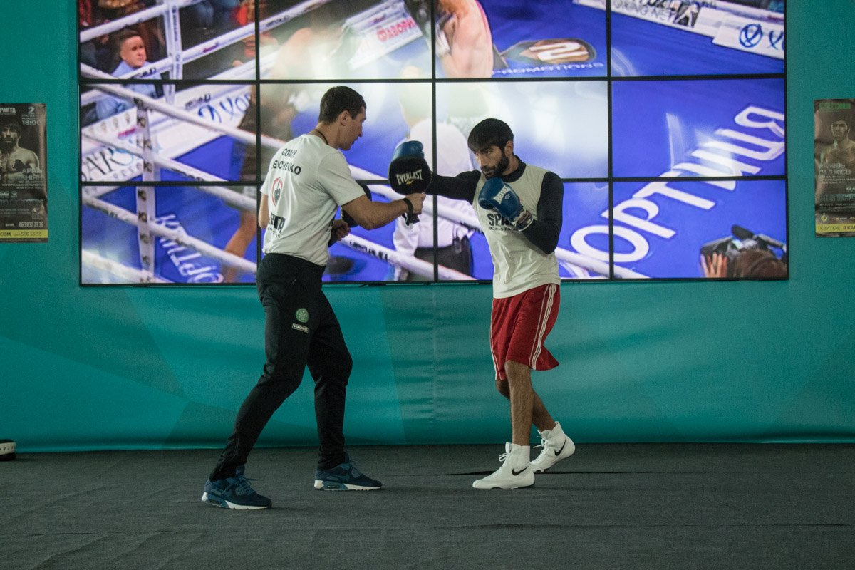 Молодые украинские боксеры проводят открытую тренировку в Ocean Plaza