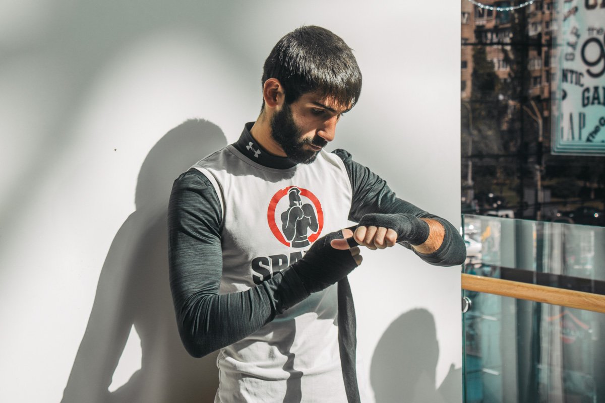 Украинский боксер Арам Фаниян готовится к тренировке