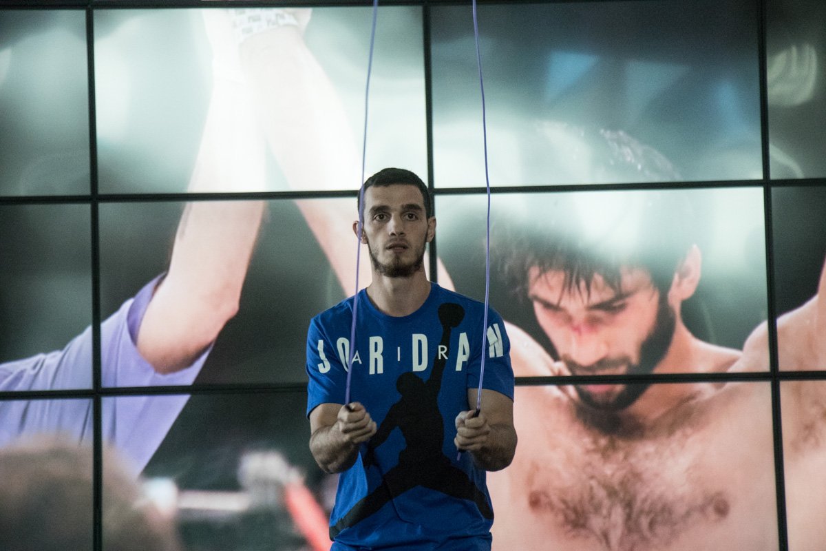 Хасан Байсангуров проводит разминку перед полноценной тренировкой