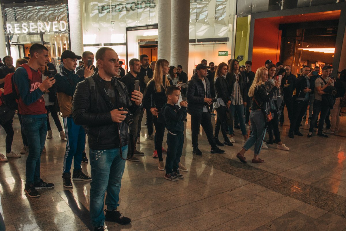 Зрители увлеченно наблюдают за боксерами и снимают их на смартфоны