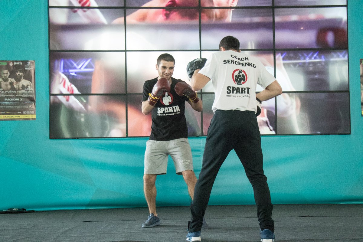 Карен Чухаджян отрабатывает удары со своим тренером
