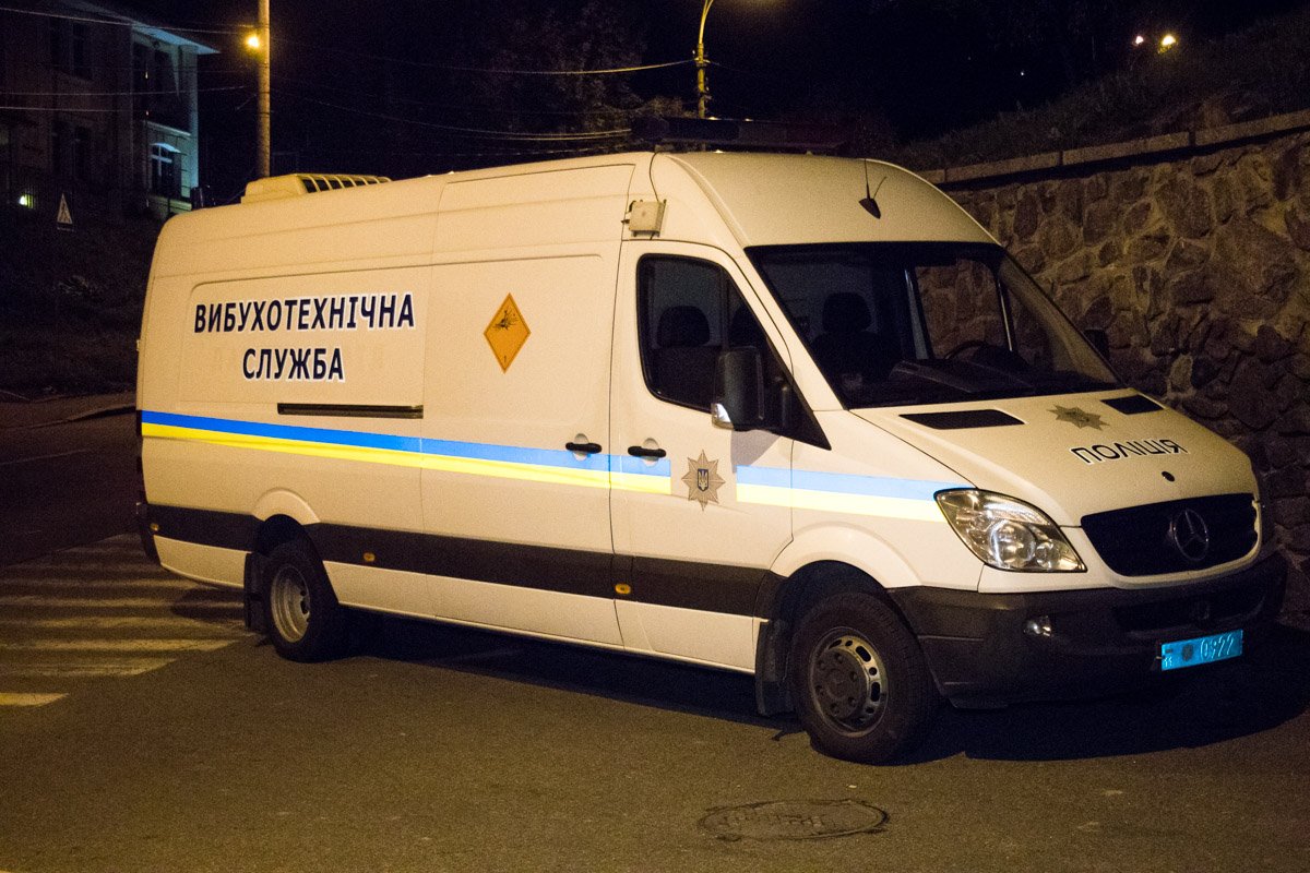 На месте работали спецназ, КОРД, СБУ, взрывотехническая служба, СОГ и патрульная полиция Киева