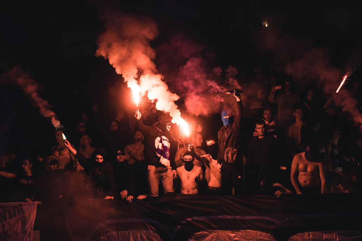 Ультрас устроили настоящий огненный перформанс Ультрас устроили настоящий огненный перформанс